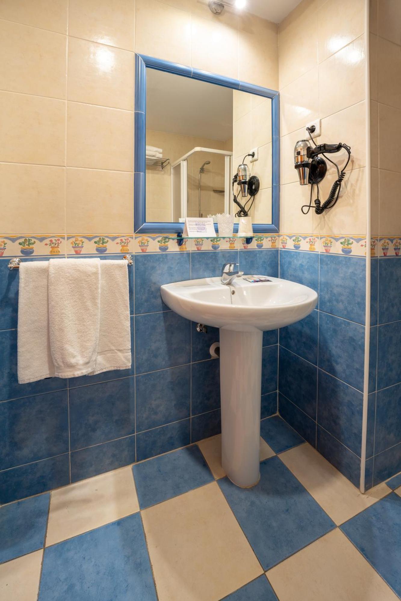 Hotel Romerito Malaga Bilik gambar